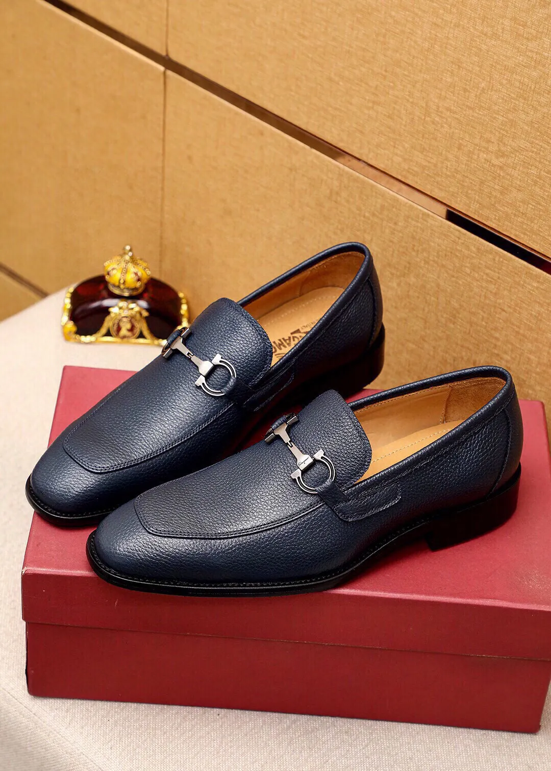 Men's shoes 💰460 💐 Product trademark: Ferragamo "Ferragamo" casual leather shoes Regular size: 38-44 (45🉑️customized) Product materials: Selected imported first-layer pebbled cowhide leather upper + luxury hardware buckle, imported water-dyed cowhide leather lining. Strong three-dimensional visual effect, original outsole Color: 3⃣️colors available